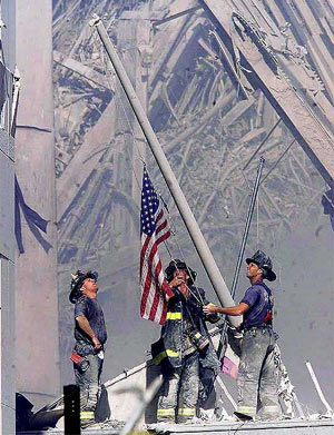levée de drapeau sur les ruines du World Trade Center (Tom Franklin )